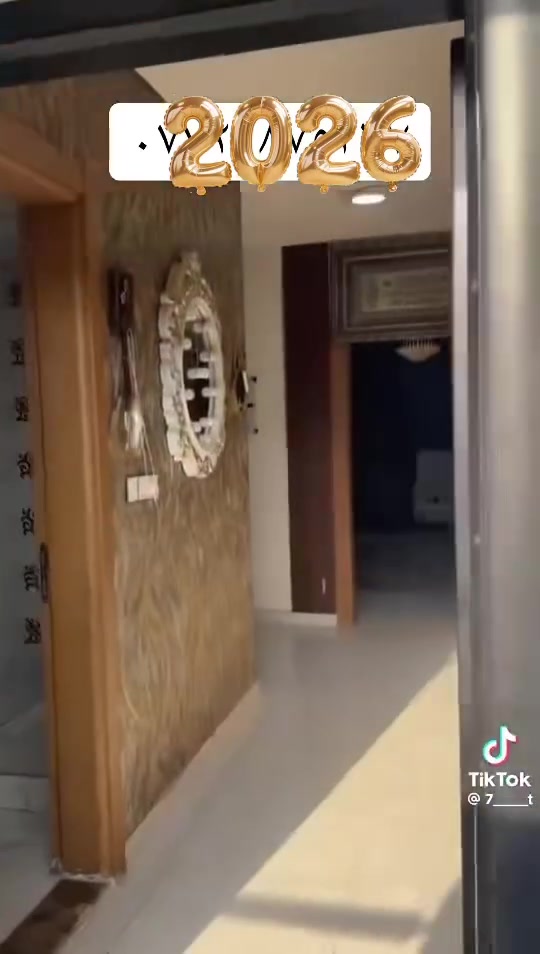 السلام عليكم شقه للايجار 172 مؤثثه كامل مكمل في مجمع ريحانه خدمات فووول كهرباء ومياه 24 ساعه قرب مجمع بسمايه للاستفسار ***********
