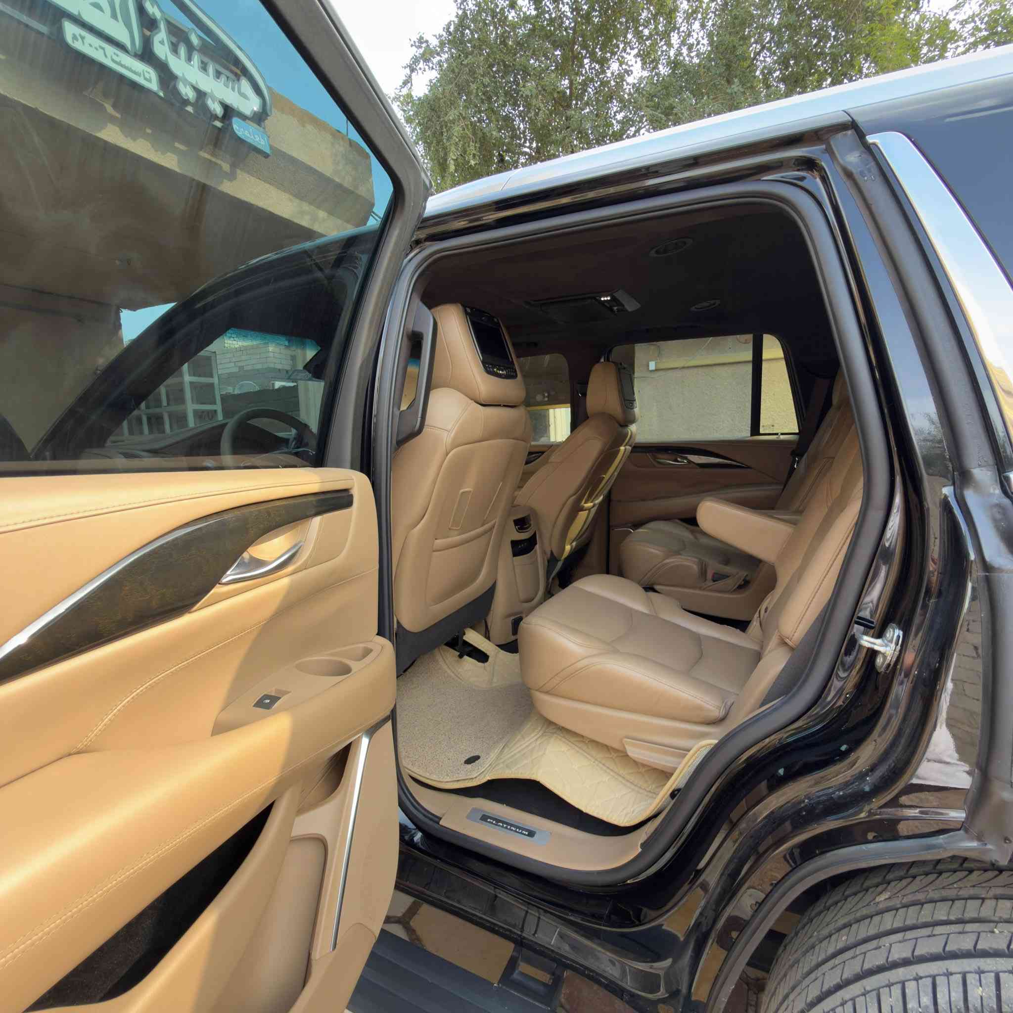 🌹 اللهم صل على محمد وآل محمد 🌹
نــــــوع السيــــارة : كديلاك _ إسكاليد _ بلاتنيوم 
المــــــــوديــــــل .2018 .
لـــون الســـــــيارة : أسود 
ألمسافة ألمقطوعة : 28الف كيلو متر .
عدد الاسطــــوانات : 8 سلندر .
حجـــم المحــــرك : 6200 CC .
نـــــاقل ألحــــركة : أوتوماتيك .
نــــوع ألـــــــوقود : بنزين .
ألـــــــــــــــــوارد : خليجي .
رقــــم اللوحــــــة : اربيل . 
المـــــــــقاعـــــد : جلد بيجي . 

ألمواصفـــــــــات : فول مواصفات ، فتحة سقف  ، بصمة تشغيل و بصمة ابواب ، نظام ترحيب ، صندوق كهرباء ، كاميرات عدد 5 والرؤية  360ْ ، كشن هزاز  ، شاشة كبيرة ، حساسات خلفية و امامية ، داتا شو لعرض معلومات القيادة على الجامة الامامية ، ميموري خزن كشن السائق ، كشنات كهرباء و مساج ، تدفئة وتبريد بالكشنات ، الصف الخلفي منفصل VIP ، شاشة ترفيه وسطية ، رادار امامي وجانبي وتحديد مسار وتنبيه الخروج من المسار ، قاصة ، عداد ديجيتال ، سايد بريك بصمة ، لايت اوتو وعدسات عدد 10 , لد نهاري ، كشافات ضباب امامية ، بگ لايت لد ، 7 راكب ، تبريد ثلاث قطعة ، يدات الابواب كروم مع لد ترحيب ، دوسات كهرباء ، مري كهرباء مع اشاير بألمري ، مري شفط ، تشغيل عن بعد، فور ويل درايف ، تدفئة المقود ، التحكم بدواسة السكليتر والمكابح كهربائياً ، تطعيم الداخل صاج ، شاحن تليفون وايرلس ، سستم صوتي نظام BOSE ، ويل كب كروم . 

 
للأتصــــــــــــــال : ***********
