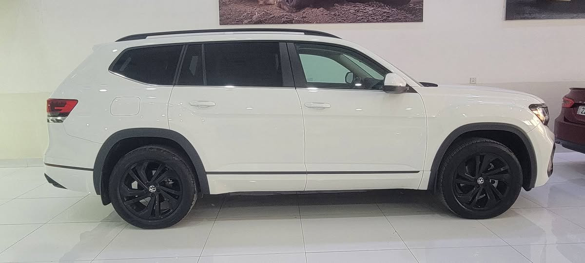السلام عليكم 
للبيع – Volkswagen Atlas SE 2023
فولكس واكن اطلس فاملي فول مواصفات
 (عدا الفتحة)
سيارة عائلية قوية، مريحة، ونظيفة جداً
⚙️ المواصفات:
 • محرك ٦ سلندر 
 • دفع رباعي 
 • تشغيل بصمة + تشغيل عن بُعد
 • شاشة كبيرة تدعم Apple CarPlay و Android Auto
 • 7 مقاعد – 3 صفوف
 • جلد  فاخر
 • تبريد ثلاثي + تحكم كهربائي بالمقاعد
 • جنوط رياضية 20 إنج أسود
 • أضوية LED كاملة
 • كاميرا خلفية + حساسات أمامي وخلفي
 • نظام النقطة العمياء
 • تحذير اصطدام + كبح تلقائي
 • مثبت سرعة ذكي (Adaptive Cruise Control)
 • نظام مراقبة المسار
 • باب خلفي كهربائي يُفتح بحركة القدم
📌 ملاحظة: حادث خفيف (صبغ ربع بند و جاملغ فقط) بدون داخل و بدون ايرباك 
📍 السيارة موجودة أربيل 

 السعر ٢٦٥

‬


**إذا كنت صاحب هذا الإعلان وتريد حذفه لأي سبب، رجاءا أرسل رسالة إلى الدعم الفني**