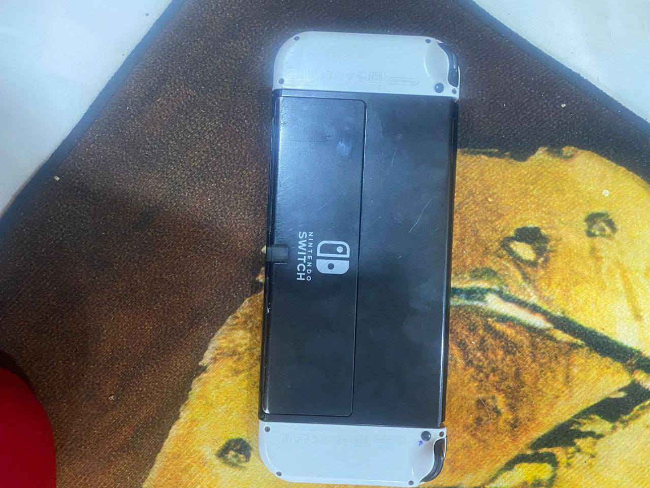 نيتندو سويتش للبيع  ويه حساب فورتنايت  السعر 250 الف مع الحساب رقم ***********
