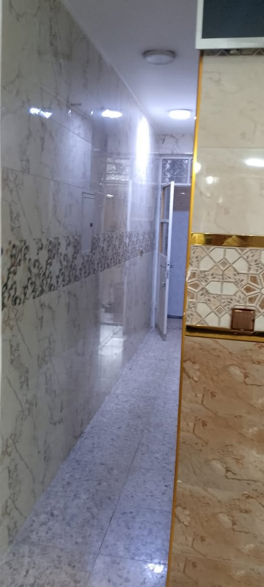 سلام عليكم بيت للبيع البنوك شارع الميثاق
المساحة 102 متر
الواجهة 4 النزال 25ونص
الأضلع منفصلة
بناء حديث
الكراج 7 متر 
البيت مدخلين
استقبال معزولة 
صالة جبيرة 
منور +خدمات داخلية وخارجية 
الطابق الثاني غرفتين نوم وحدة سويت وحده بدون سويت 
السعر 360 قابل للتفاوض 
الأتصال على الرقم التالي فقط ***********
