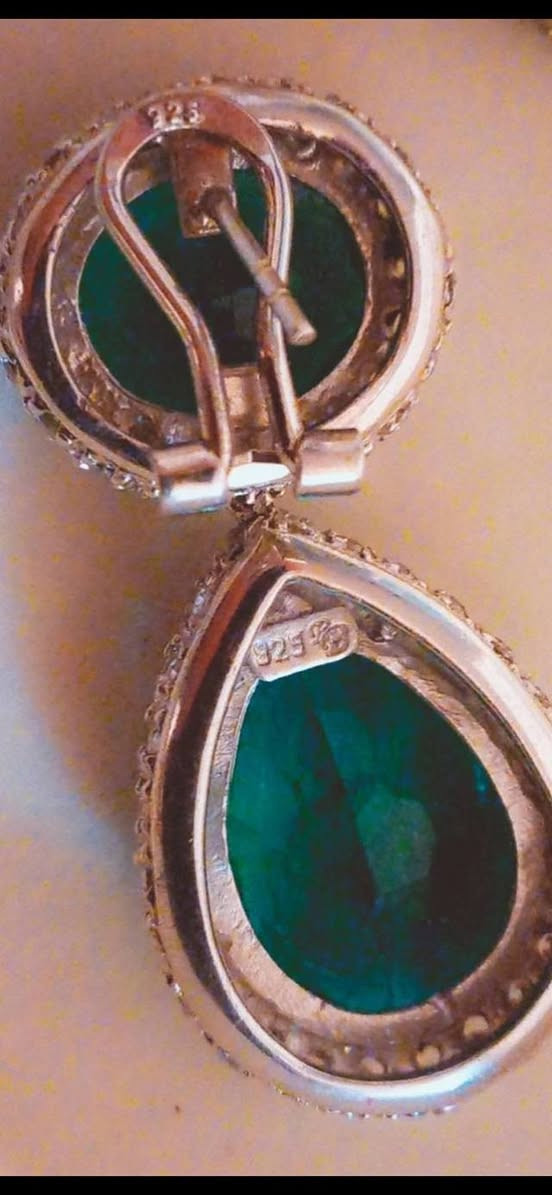 تخم عبارة عن (سوار وخاتم وتراجي )صياغة ايطالي من اندر انواع( الزمرد البنشيري )ونزولا عند رغبة النخبة من زبائننا  الكرام وحسب رغبتهم  واحتراما لخياراتهم واذواقهم الرائعة  ،،،، ( كل عام وانتم بخير ) 

   وزن الصياغة  70 غم 
   وزن الزمرد  75 قيراط 
                    
                ***********    واتساب
