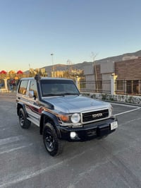 toyota j70 موديل 2013 ماشية 120 الف كيلومتر مكفوله  السعر 255 07509509...