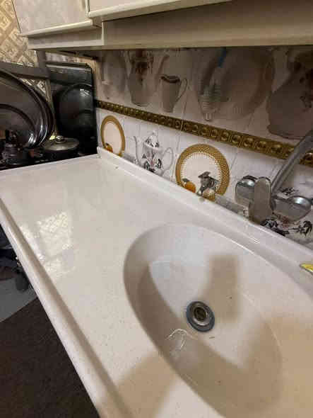 السلام عليكم كاونتر نظيف جدا للبيع 2 متر ونصف 5 ابواب مرمر اصلي السعر 500 قفل العنوان / الجاير قرب اسواق برتقالة 
للاستفسار / ***********
