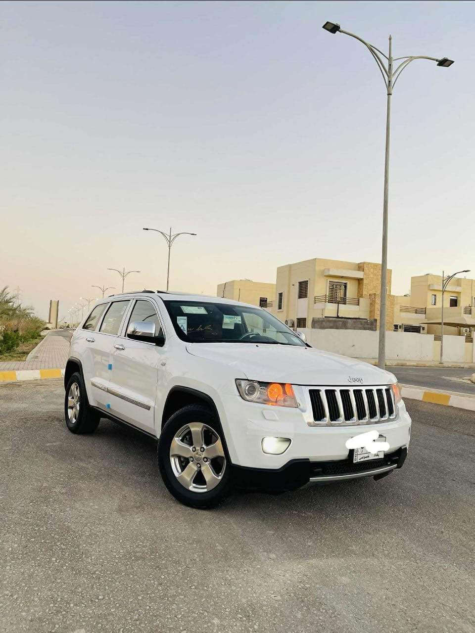 #jeep_جيب موديل 2013 خليجي سياره جديده 
محرك كير جدد ما مفتوحات حداديه جديده تبريد ثلج ❄️ تدفئه تخم تاير جديد سياره كامله مابيها نقص ابد 
فول مواصفات.   
فتحه بصمه.  بصمه أبواب دخول ذكي 
تحكم بالمقود مقود كهرباء. تدفئه مقود
شاشه قلاب كامره حساس امامي خلفي 
كشنات جلد كهربائية. تدفئه تبريد
زراك لايت 
لايت زنون  فور ويل 
انضمه قياده 
مضخم صوت  
وبعد بيها هواي مواصفات 
ضررها جاملغ السكن مبدل نفس لون وكرت بلبنيد فقط 
رقم بغداد الماني سنويه مجدده مشروع وطني 
سياره جديده وبالعافيه للي تكون من نصيبه 
مكانها تكريت 📍
السعر 195 
للاستفسار
*********** تكريت, صلاح الدين
