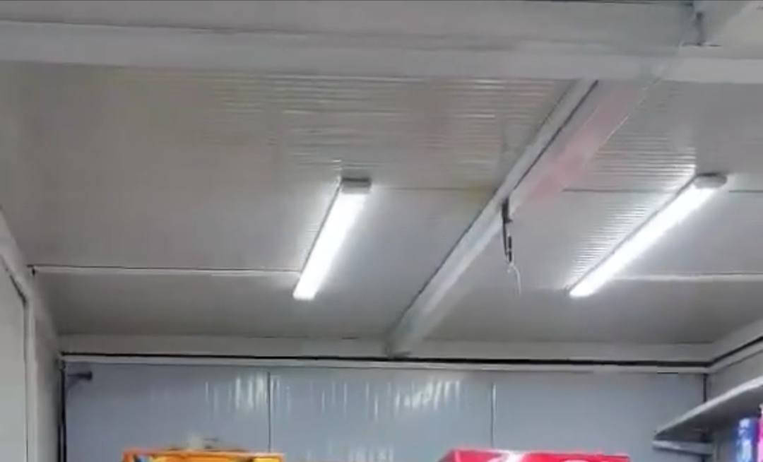 للبيع..... بسعر مناسب
#كرفان سندويش تركي قواطع #چنل شغل درجة اولى قياس الطول 7 متر في العرض 3 متر 
الارتفاع 3 متر.
مؤسس كهرباء وجاهز... مع قفص اضافي مخزن جينكو وحديد وسيم قياس 3 في 3 مع الباب 👇🏻
السعر(( 2 مليون وربع)) وبيه مجال
العنوان /الفلوجة _الشهداء 
***********
*********** اتصال وواتساب
