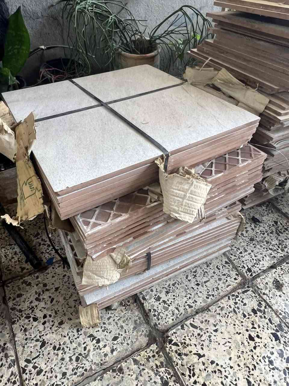 سيراميك جدران عرض 40 طول 105 عدد سكيبه
او سيراميك ارضيه 30x30عددً21 كارتونه 
سعر مناسب خابر وتدلل *********** بغداد
