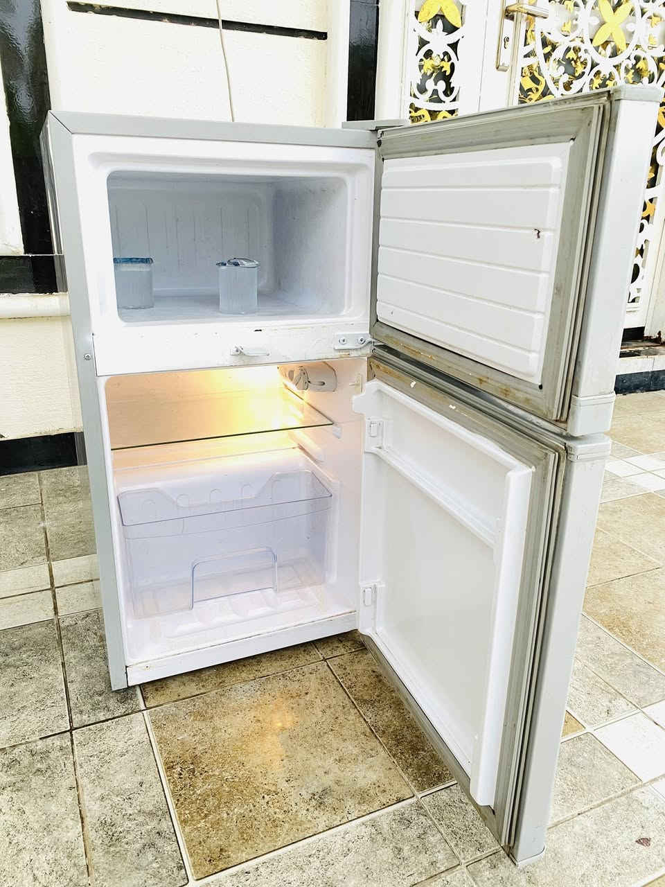 للبيع ثلاجة حجم صغير 8 قدم مكتبيه مستعملة ونظيفه شغاله وتجميده فول علئ الفحص وضمان سنه ماداخله تصليح ابد_محاويل _بعلوان


**إذا كنت صاحب هذا الإعلان وتريد حذفه لأي سبب، رجاءا أرسل رسالة إلى الدعم الفني**