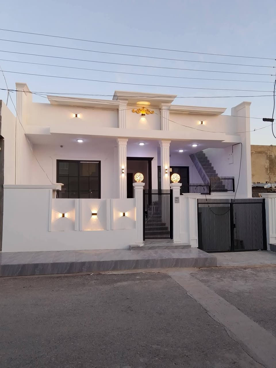 ئەوەی تۆ بەدوایدا ئەگەڕای لای ئێمە دەست ئەکەوێت
خانووی  ٢٠٠ مەتری لۆک  vip بۆ هێناون
خانووەکە ماشاءاللەی نموونەیە لەجوانی
کامل مواسەفات  دکت مەغریبی  بەشێوازکی سەردەمیان دروست کراوە
خوارەوی گەراجێکی گەورە شوێنی  چوار  پێنج سەیارە ئەبێت
پێویست بە وەسف ناکات خانووەکە خۆی ئەدوێت
ناونیشان : حاجیاوا  گەڕەکی شەهیدان
نرخی :  ٥٩٨ گەڵا
ژ.م  ***********
