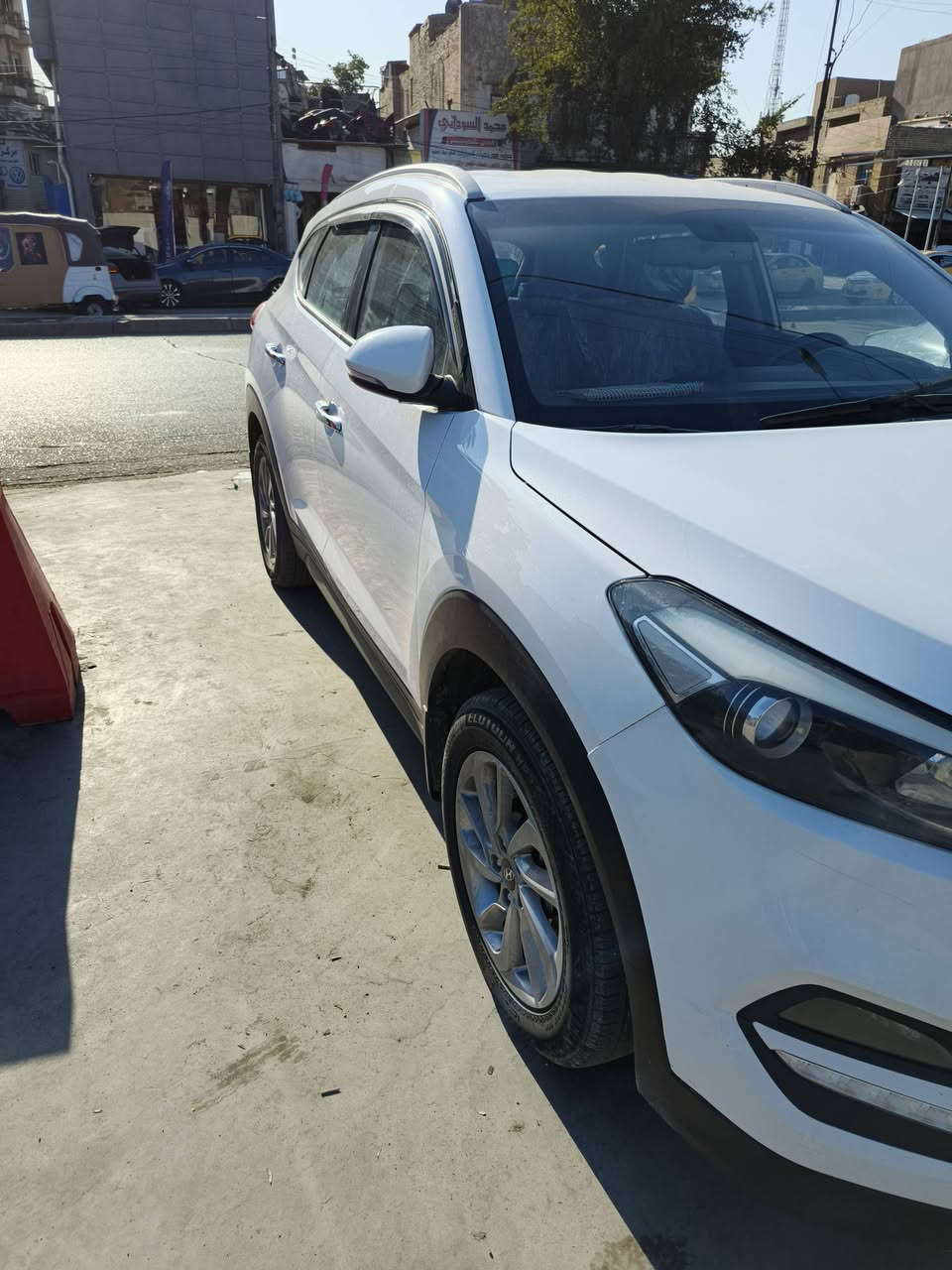 السلام عليكم
توكسان ٢٠١٦ خليجي شكل ٢٠١٨ الحديث محرك دوش المرغوب
السيارة جديده  ونظيفه مابيها لا صبغ ولا شخط
ثلاثه انظمة قيادة(سبورت /ايكو /اعتيادي) 
مرايه كهرابائيه 
تبريد قطعتين خلفي وامامي
حساسات خلفيه وكامره 
سيارة مكفولة كفاله عامه ماشية(١١٧) 
السونر موجود بالصور
السعر ١٨٠ وبيها مجال حك الجيه
للتواصل ***********

