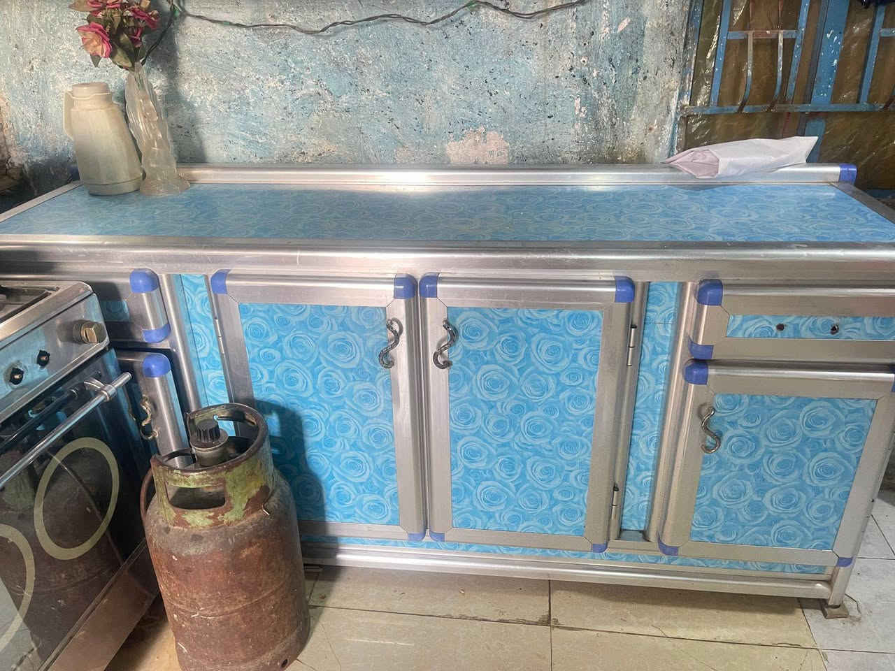 الكاونتر 200
السنك 100
الميزه الاحمر 100
العارضه 100
***********
