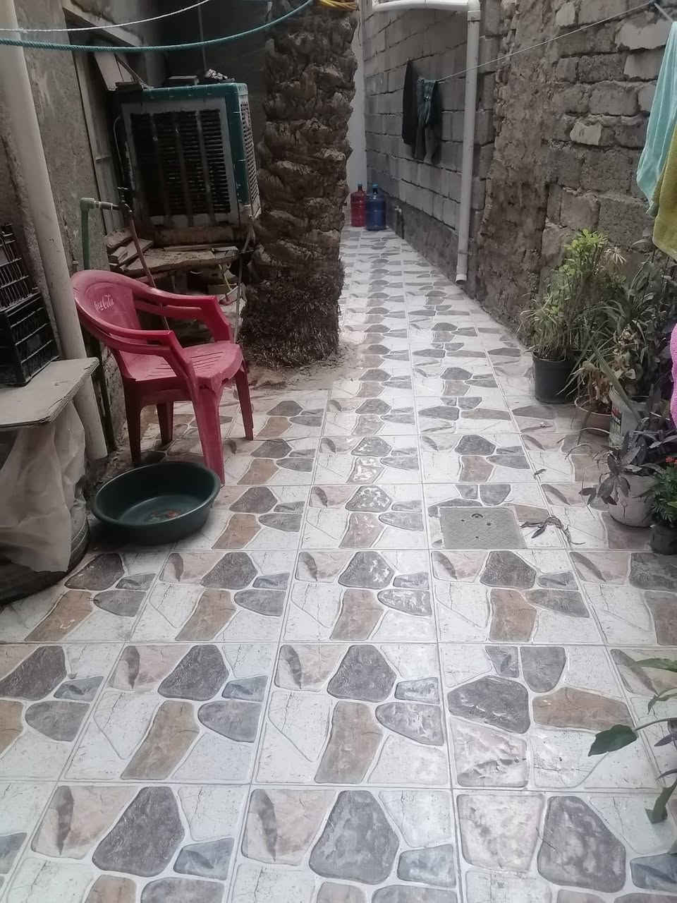فرصه استثمارية موقع تجاري دار ومشتمل منفصل للبيع طابقين ملك صرف بناء حديث تحويل مباشر مساحة 250م واقع حال 273م  كامل الخدمات  بابين للبيت الاولى حي المعلمين السايدين مدخل مطعم جنة بغداد قرب نقطة الشرطة الباب الثانية فرع قاعة حي المعلمين للمناسبات الدار يتكون من استقبال وهول وثلاث غرف نوم ومطبخ وصحيات داخليه وخارجية وكراج كبير  وبيتونه  السعر 275مليون وبي مجال للشراي للاستفسار خاص او ***********
