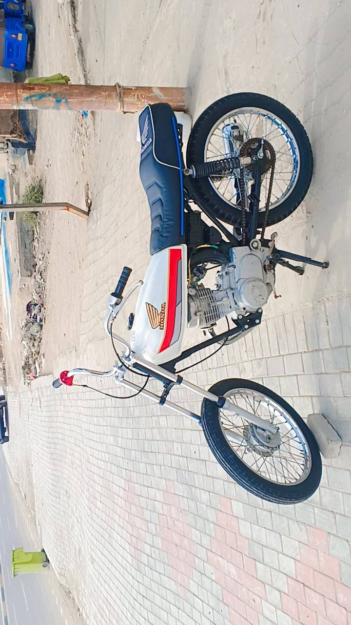 دراجه لبيع كلك مكينه نامه دراجه فول نضافه تجي تكلب و تقنع و تأخذ و بل عافيه عليك
سعر350 بيه مجال قليل 
مكاني حي العسكري 
***********
