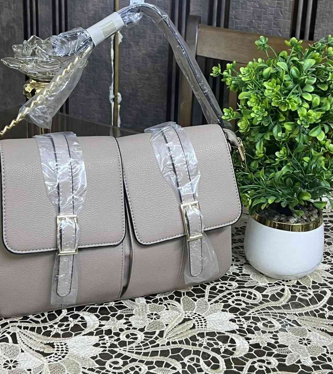 💡💡وصل الموديل الاكثر طلبا 💡💡
شنطة أنيقة بخامة فاخرة وتصميم عملي يناسب كل يوم وكل مناسبة ✨

🤍 أبيض
🤎 أوف وايت
🩶 بيج فاتح
🖤 أسود
🍫 بني شوكولاتة
 وردي فاتح 🩷

✔️ كوالتي ممتازة
✔️ جلد محبب فاخر
✔️ مساحة داخلية واسعة
✔️ تشطيب أنيق ومتين

📩 احجزي لونج المفضل الآن
🚚 توصيل لجميع المحافظات 
السعر 25 الف
#fashions #styleicon


**إذا كنت صاحب هذا الإعلان وتريد حذفه لأي سبب، رجاءا أرسل رسالة إلى الدعم الفني**