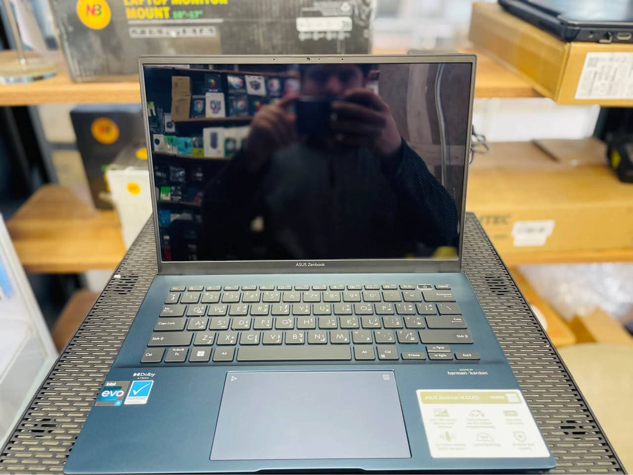 💻✨ ASUS Zenbook 14 OLED – لابتوب فاخر بشاشة مذهلة ✨💻

لابتوب نحيف وخفيف من ASUS مع شاشة OLED عالية الدقة وأداء سريع، مناسب للعمل، الدراسة، التصميم الخفيف، والاستخدام اليومي.

⚙️ المواصفات:
 • 🔹 الموديل: ASUS Zenbook 14 OLED Q409Z
 • 🔹 المعالج: Intel Core i5-1240P (Intel EVO)
 • 🔹 الرام: 8GB DDR5 بسرعة 4800MT/s
 • 🔹 التخزين: 256GB SSD NVMe (سريع جدًا)
 • 🔹 كرت الشاشة: Intel Iris Xe Graphics
 • 🔹 الصوت: Harman / Kardon مع Dolby Atmos
 • 🔹 الشاشة: 14 إنش OLED
 • 🔹 الدقة: 2880×1800 (2.8K)
 • 🔹 التردد: 90Hz
 • 🔹 HDR: VESA DisplayHDR

⭐ المميزات:

✅ شاشة OLED مذهلة بألوان قوية جدًا
✅ صوت احترافي من Harman/Kardon
✅ تصميم نحيف وخفيف وسهل الحمل
✅ أداء سريع للبرامج والأعمال اليومية
✅ مناسب للدراسة والعمل والتصفح والتصميم الخفيف

✨ ASUS Zenbook 14 OLED – لەپتۆپێکی پڕیمیۆم بە شاشەی ناوازە ✨💻

لەپتۆپێکی سووک و جوان لە ASUS، لەگەڵ شاشەی OLED بە کوالێتی بەرز و ئەداکاری خێرا، گونجاو بۆ خوێندن، کار و بەکارهێنانی ڕۆژانە.

⚙️ تایبەتمەندییەکان:
 • 🔹 مۆدێل: ASUS Zenbook 14 OLED Q409Z
 • 🔹 CPU: Intel Core i5-1240P (Intel EVO)
 • 🔹 RAM: 8GB DDR5 4800MT/s
 • 🔹 SSD: 256GB NVMe
 • 🔹 GPU: Intel Iris Xe Graphics
 • 🔹 دەنگ: Harman/Kardon + Dolby Atmos
 • 🔹 شاشە: 14 ئینچ OLED
 • 🔹 ڕووناکی: 2880×1800 (2.8K)
 • 🔹 Refresh Rate: 90Hz
 • 🔹 HDR: VESA DisplayHDR

⭐ تایبەتمەندی:

✅ شاشەی OLED بە ڕەنگ و کوالێتی زۆر بەرز
✅ دەنگی بەرز لە Harman/Kardon
✅ دیزاینێکی سووک و جوان
✅ خێرایی باش بۆ کارە ڕۆژانەکان
✅ گونجاو بۆ قوتابیان و کارمندان
✅ دۆخی زۆر پاک و ئامادەی بەکارهێنان

✅ حالة نظيفة وجاهز للاستخدام أربيل, العراق


**إذا كنت صاحب هذا الإعلان وتريد حذفه لأي سبب، رجاءا أرسل رسالة إلى الدعم الفني**