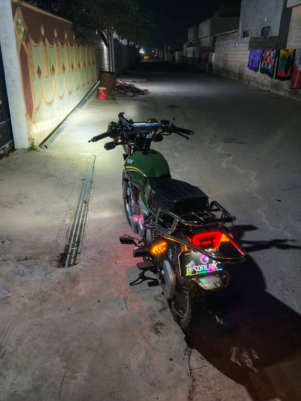 تايكر 25 لون زيتوني
دراجه كامله من كلشي ربع ماتحط عليهآ
 محرك مامفتوح كهربائيات كلهة شغالة
مكانى تكريت
***********
