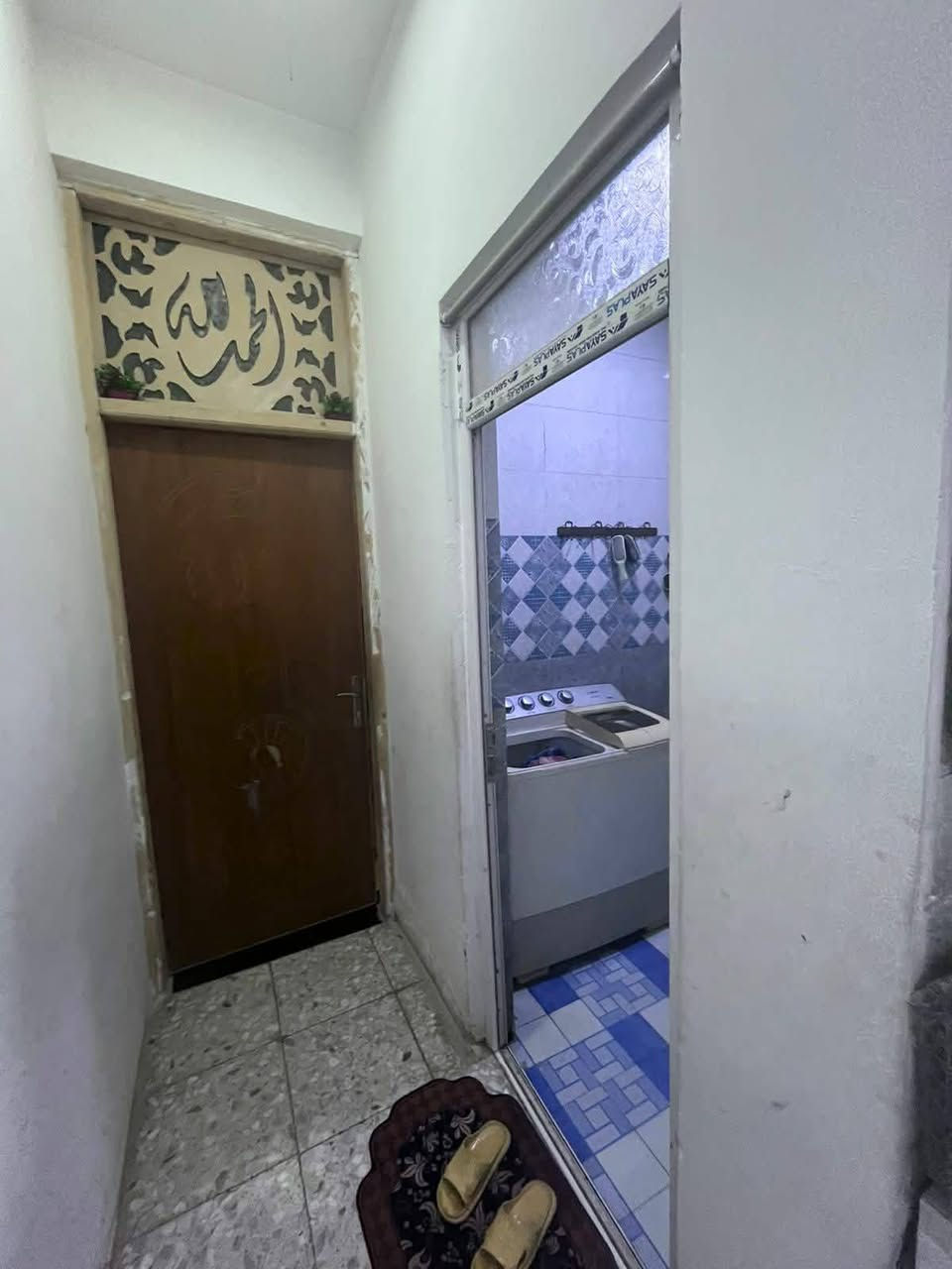 سلام عليكم للبيع بيت  مساحه 100م طابق واحد حي الكوفه  يبعد عن اسواق ادم 5 افرع  وقريب ع المخازن الاتصال
***********
