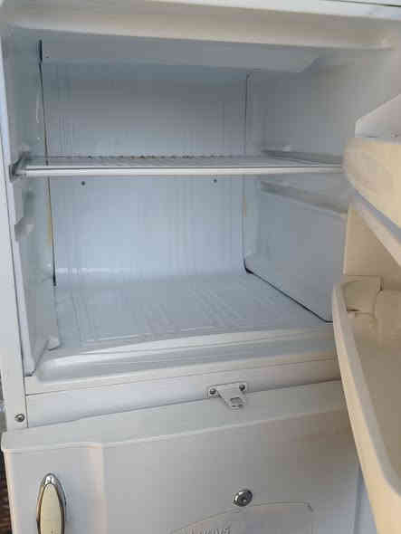ثلاجه تفاحه نظيفه ما مفتوحه سعر١٢٥ رقم الهاتف ***********
