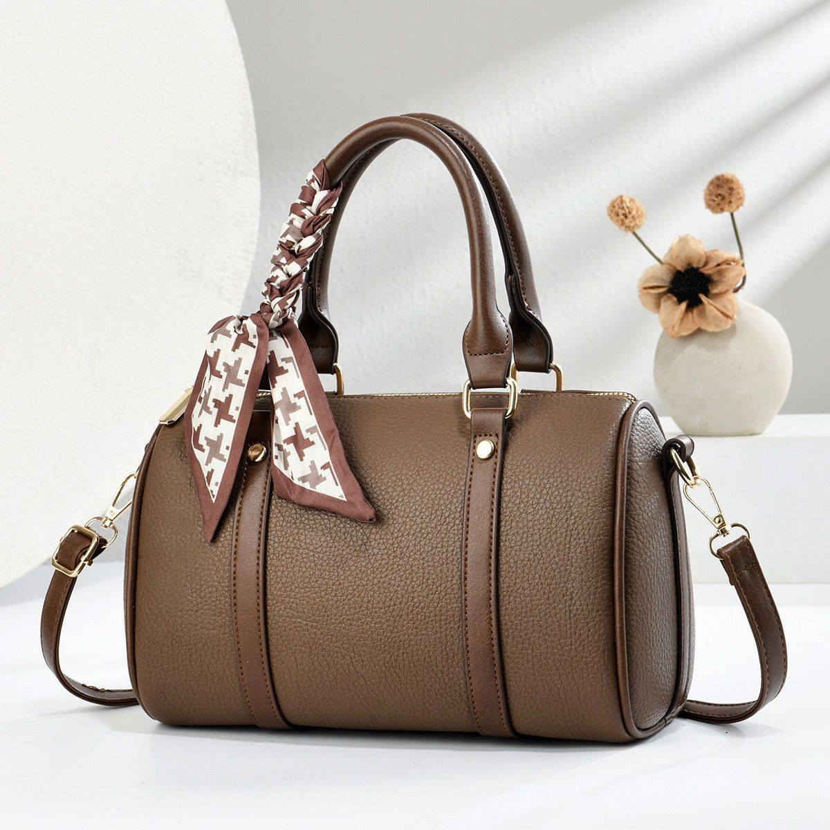 حقيبة جلد سوبر كواليتي عالي ✨️
 (حجم كبير) بنقشة مميزة وتفاصيل ذهبية راقية،
​الملحقات: حزام كتف طويل + 
​للطلب والاستفسار: مراسلتنا عبر الخاص 📥
أو واتساب: [ ***********] 📞
​توجد خدمة توصيل لجميع المحافظات 🚚
العنوان // كربلاء شارع النهر قريبا 
#viralvideo #لايكات #محمود_الجبلي #كربلاء #كربلاء_مدينة_العشق_والعاشقين
