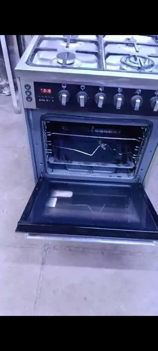 طباخ ايطالي نضيف جدا ب١٥٠ قفل للبيع السريع  تواصل على الرقم ***********
