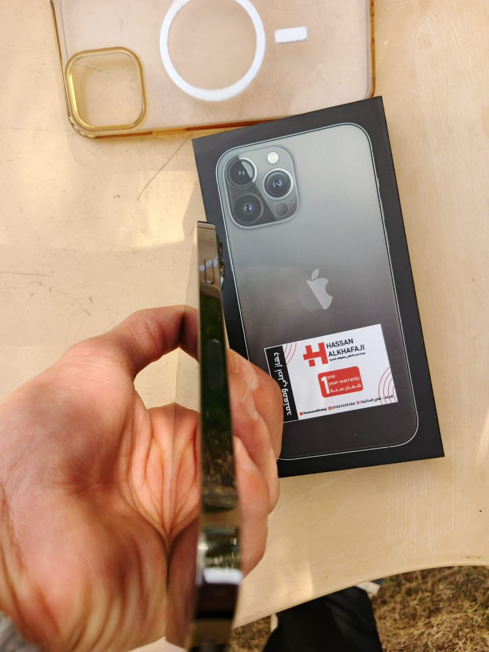 ايفون 13برو ماكس نموذج mالمبايل ما مفتوح ولا ملعوب بي او ولا قطعه مبدله او الله شاهد استعمال قليل جنت ضامه الذاكره 256 بطاريه 95وارد امريكي او اتروح الي ابو مكتب اني اوياك اذا طلع امبدل بي شي تاخذه ابلاش  
ملحقاته كفر او واقيه او الكورتون مالته
فقط اليريده يتفضل خاص او ***********هاه رقمي موجود بابل
