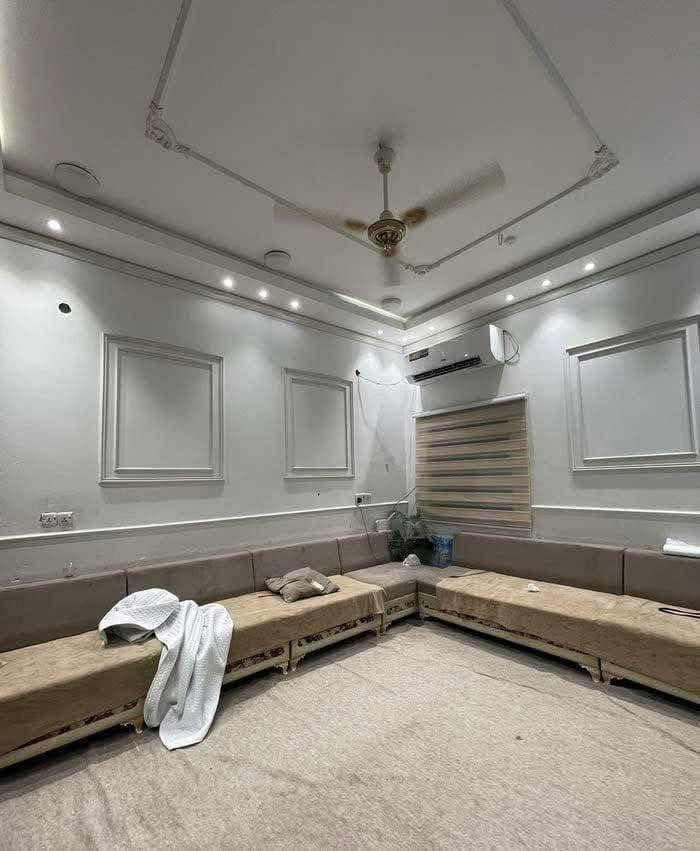 🏡 محمد للاستثمار العقاري – بيت حديث للبيع في منطقة الأربع شوارع 🏡

📌 فرصة سكنية مميزة في موقع راقٍ – بناء جديد وتشطيب أنيق

━━━━━━━━━━━━━━━━━
📍 الموقع: الأربع شوارع – منطقة مرغوبة وقريبة من الخدمات
🏗️ نوع البناء: حديث جدًا – عمر البناء سنة واحدة فقط

💰 السعر: 575,000,000 دينار عراقي
المساحة : 200 متر 

━━━━━━━━━━━━━━━━━

🏠 تفاصيل الطابق الأرضي:

• غرفتان نوم مريحتان 🛏️
• صالة داخلية واسعة 🛋️
• ديوانية أنيقة للاستقبال 💼
• مطبخ عملي 🍳
• حمامات موزعة بطريقة عملية 🚿

━━━━━━━━━━━━━━━━━

🏠 تفاصيل الطابق الثاني:

• 4 غرف نوم بتوزيع مثالي 🛏️
• صالة إضافية مريحة 🛋️
• غرفة حمام داخلية + غرفة تبديل (Dressing Room) 👗🚻

━━━━━━━━━━━━━━━━━

🌟 مميزات العقار:

✔️ بناء حديث – جاهز للسكن الفوري
✔️ تصميم داخلي عملي يناسب العائلات الكبيرة
✔️ موقع استراتيجي في قلب الأربع شوارع
✔️ قابلية عالية للتعديل أو الإضافة حسب الرغبة
✔️ سعر منافس مقارنة بالموقع والتشطيب

━━━━━━━━━━━━━━━━━

📞 للتواصل والحجز:
• 💬 واتساب مباشر: ***********
• 🏢 إدارة العقارات: ***********
• 📖 الدليل العقاري: ***********
• ☎️ خدمة العملاء: ***********
• 🗂️ تنظيم العمل: ***********

━━━━━━━━━━━━━━━━━

📍 مكاتبنا:
1️⃣ الطويسة – شارع اللجنة الأولمبية – بجوار عصير تايم 🧃
2️⃣ مناوي باشا – مقابل مطعم محمد هاشم 🍽️

━━━━━━━━━━━━━━━━━

📱 تابعونا على مواقع التواصل الاجتماعي:
• فيس بوك: شركة محمد العقارية
• إنستغرام: @moh_comp_basra
