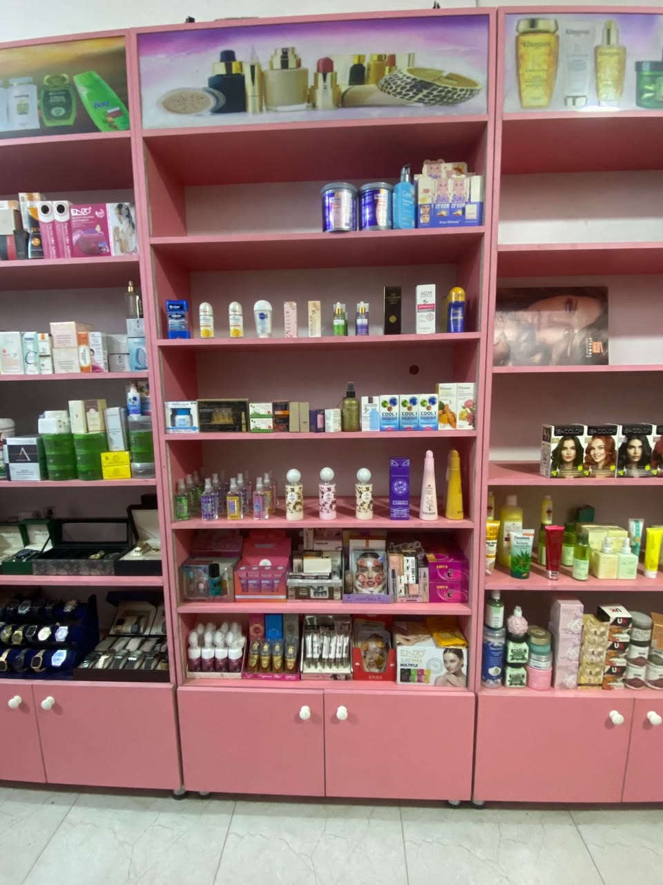 رفوف محل عدد 6 للبيع المكان شارع فلسطين
*********** 
رفوف نضافه 100‎%‎ 

درجه اولى وتر بروف واناره داخليه القياس متر وربع *مترين ونص 
مع رف تعليق 

السعر 800 وبيهم مجال بسيط حق الجية
