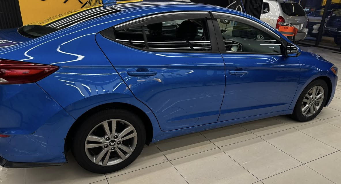 السلام عليكم 
هونداي  النترا  فئة Sportموديل 2017 
وارد امريكي  مكينة 2000 دوش
السيارة ماشيه 88000ميل
حادثها جاملغ الايمن الامامي وبنيد تبديل فقط اصلي نفس لون ليبل واحد 
 رقم بغداد بإسمي  شرط التحويل ( بيع فقط)
السيارة جاهزة مابيها اي نقص تخم تايرات وبطارية وصدر
جديد ترايها لاي مكان بالك 

المواصفات :
السيارة فول 
مفتاح ذكي (بصمة)
فتحة سقف 
شاشة دشبول
تحكم ستيرن جهتين
كامرة دوارة
تدفئة بالكشنات 
كشن السايق كهرباء 
شاشة كار بلي (carplay)
كروز سرعة 
الكير 3 انظمة ( Eco,sport,normal )
نظام رادرات  
6 كير
ويل كب 16 
للاستفسار عن السعر على رقم 
***********
