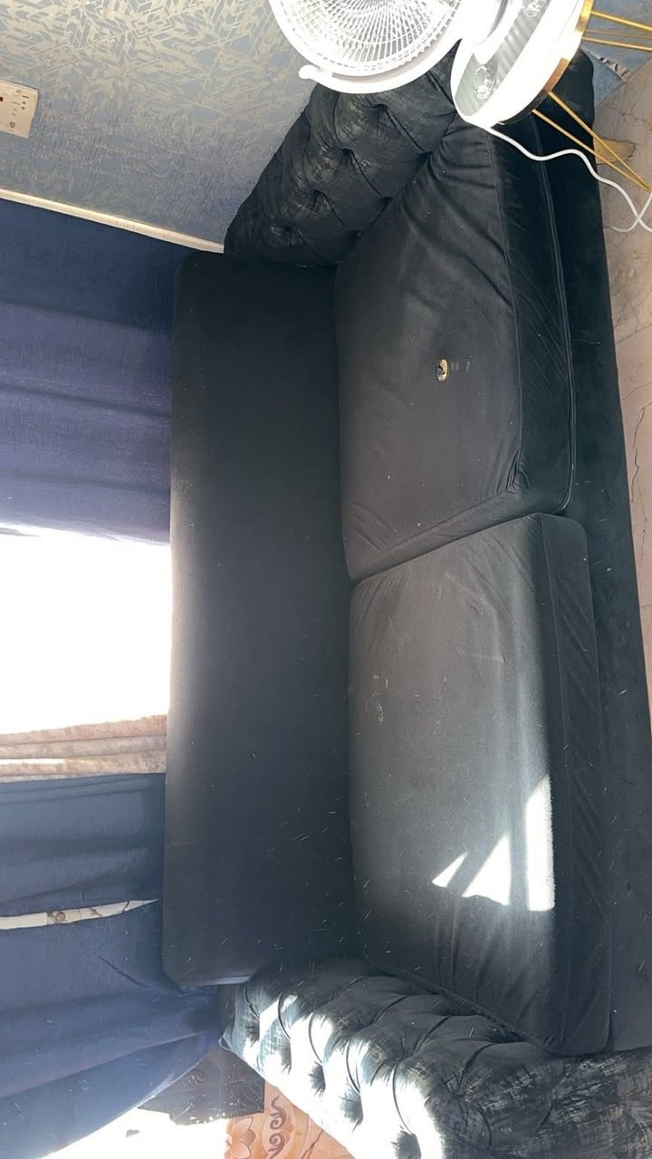 السلام عليكم عندي تخم لبيع. 8مقاعد. ثنين  كبار وكرسين  كولش نضيف وتكمه  يعني الي ياخذة يدعيلي المقعد مالته سفنج. متحرك حته تكدرين دغيرين جرجف وينغسل بس عيب صغير بالكوشه مال تخم. حركه صغيرة. ويا الكوشات ويا مفرش التخم. اريدة 450 مكاني سيديه ماعندي توصيل***********
