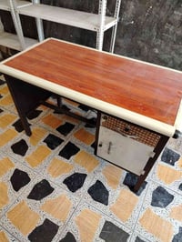 رفوف عدد 6 نظيفات كلش سعر الواحد 25 الف الميز سعره 25 الف مكاني الغزال...