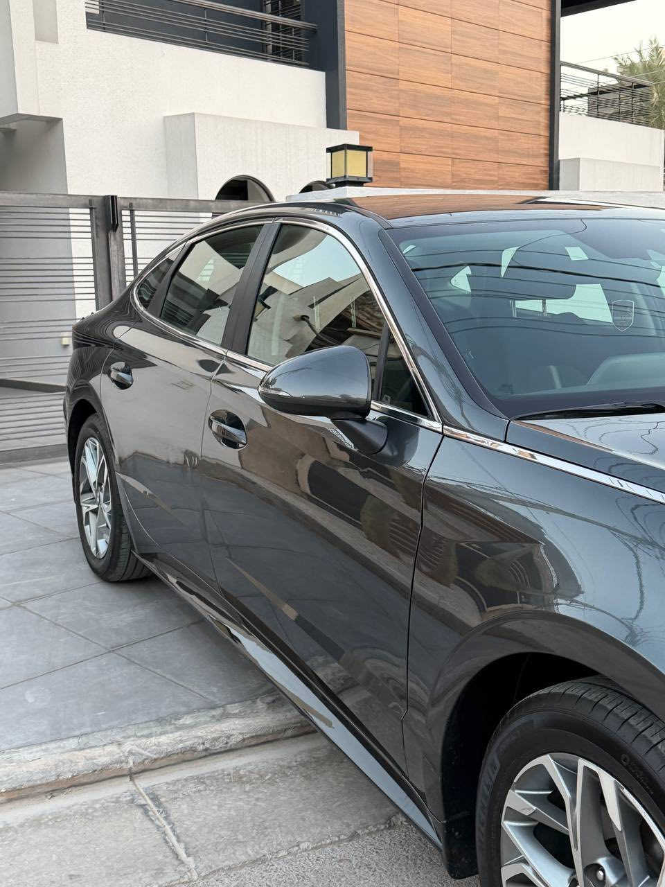 سلام عليكم
سوناتا 
موديل 23

حجر بيئه بلادي 
رادرات بلاديه 
ترقيم +دخول جديد  (رقم اربيل وكاله او تحويل مضمون )

لون فيلي

حادث( سرقه جاملغ  فقط  وراجع نفسه بدون دواخل بدون ايرباك ) + بيها بارد + تكحيل  فقط يعني بدون صبغ بيها ملاحظات بسيطه

[ بصمه تشغيل +بصمه ابواب +تشغيل عن بعد  ]
ثلاث انضمه قياده 
سايد بريك بصمه 
[كشن  - كهرباء -تدفئة]
شاشه  كبيره 
رادار( امامي_ خلفي _جانبي )
كاميرا دواره 
تحديد مسار 

مكاني حي العدل 
السعر   157 بيها مجال بسيط  
***********
