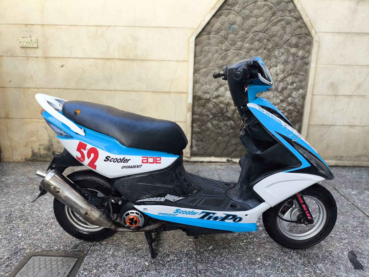 ماكس مضلع ياباني
مكفولة كفالة عامه 
ماصارله هواي من طلعت من الرمبه
بيه تزويد 
صالنصه
كلجات 
وكفر رياضي 
دراجه تخبل  تراي وين ميعجبك الدراجه كفاله شغاله سلف وهندر 
السعر 750 بيه مجال بسيط للشراي 
رقم الهاتف للتواصل/***********
مكاني حله مركز
