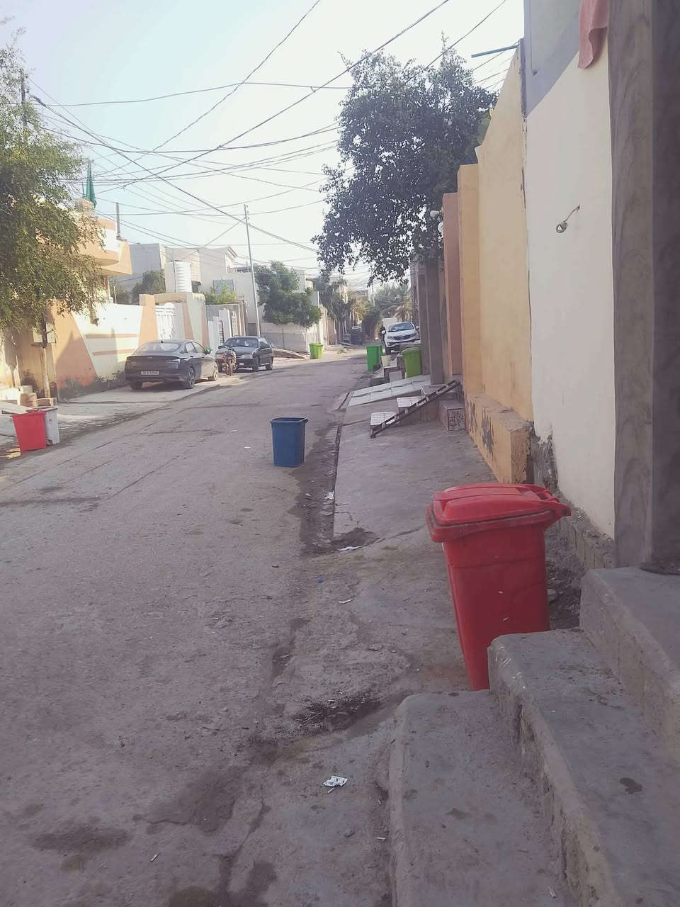 دار للبيع مساحه 100 مربع بناء حديث خلف مستشفى مباشر على شارع مكون من هول ومطبخ صاله غرفه نوم  وصحيات منور موقع جيد جداً الستفسار على رقم ***********
