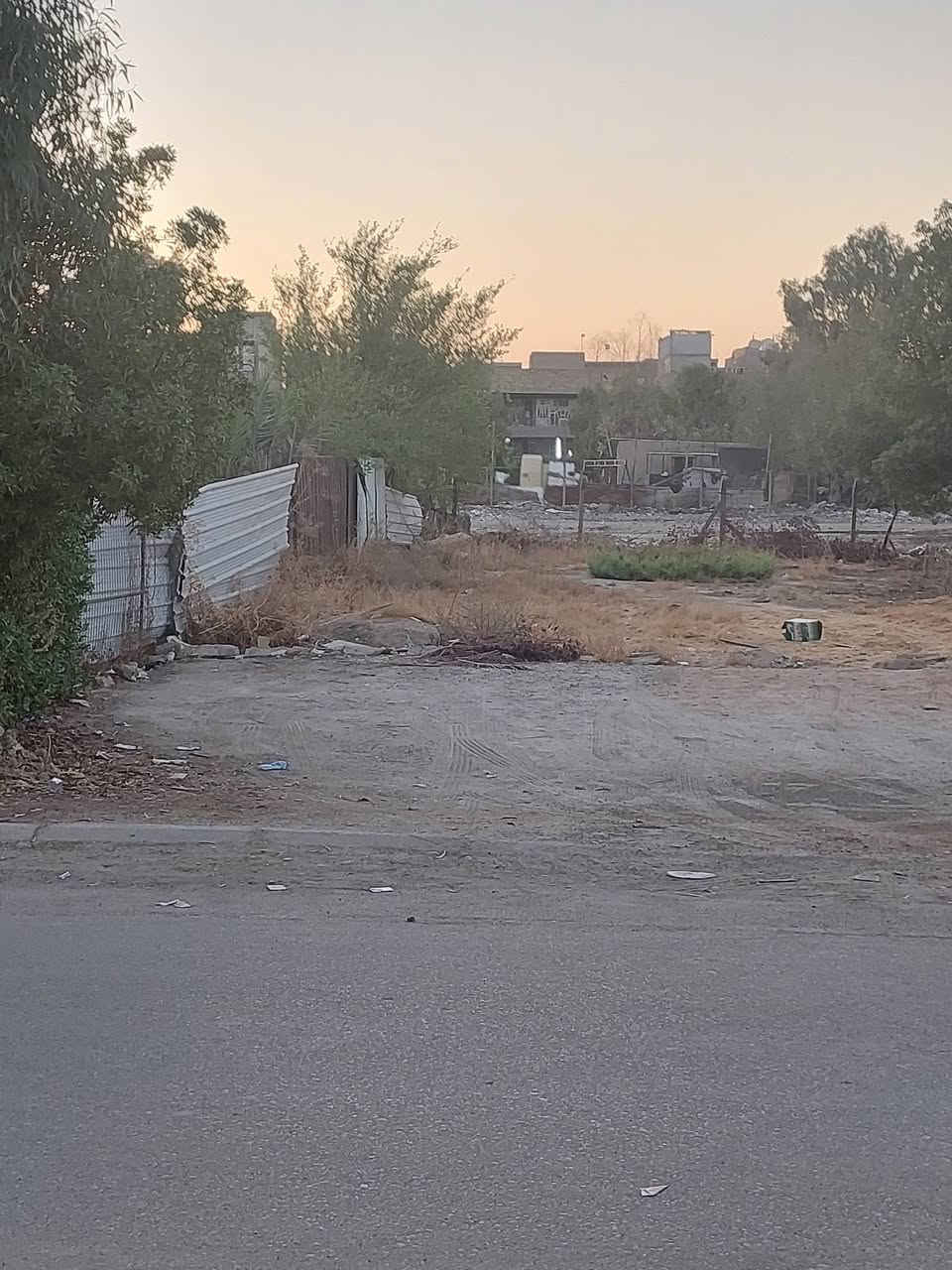 السلام عليكم ورحمة الله وبركاته اللهم صلي وسلم وبارك على سيدنا ونبينا محمد وعلى آل بيته الطيبين الطاهرين ... من رخصة مسوؤلي الكروب ... يوجد قطع من بيت للبيع طابو صرف سكني بناء نهاية عام ٢٠١٢ بجانب الرصافه ناحية بغداد الجديده بمنطقة الامين الثانيه نواب الضباط سكينه وكريات بسايد جامع الرحمن ( مقابيل التشجير ) قبل الجامع ب١٠ بيوت  ويبعد عن سريع القناة مسافة  ( ٢٠٠ ) م   مساحته 110م  جبهه 4.40م ونزال 25 م ( غير مقطوعه ) من اصل ٣٠٠ م  مساحة البيت الكليه ... رصيف البيت عرض (  ٤  ) م .... وعرض الشارع (  ١٥ ) م  ومقابيله تشجير  ... يتكون من ثلاث طوابق ... الطابق الارضي يحتوي على ...  كراج  + استقبال + حمام 
وتواليت شرقي (مشترك )+ منور كبير +حولي مع الدرج  + غرفة نوم  والطابق الاول يحتوي على ... ( ٢ ) غرفة نوم +  بلكونه  +  حمام وتواليت مشترك شرقي وغربي والطابق الثاني يحتوي على ( ١ ) غرفة نوم + حمام + تواليت شرقي + سطح اولي صغير ... ويوجد فوق الطابق الثاني سطح للبيت كبير   ....  ملاحظه/ البيت غير مقطوع.... ينقطع من البيت الي بالصوره المرفقه .... من جهة الحايط الي بي التانكي الاحمر ... وهاي الصفحه يوجد بيه كل الخدمات ... ويكون القطع على المشتري  ......   ....  للإستفسار الإتصال على الرقم واتساب *********** ( اترككم مع الصور + مقاطع الفديو... الخاصه ب ١١٠م  )
