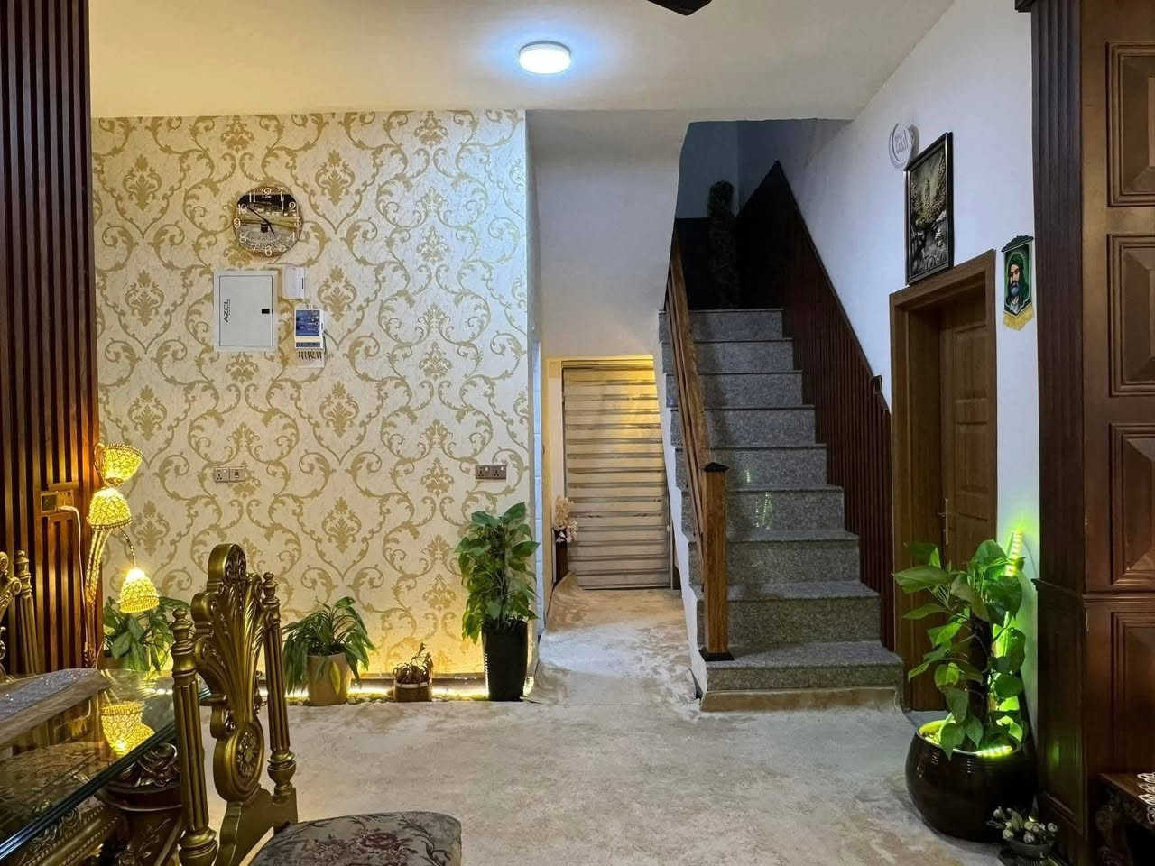 دار للبيع طابو زراعي سند 25 الموقع زوير قرب الشرطه النهريه قريب اسواق الكرز ثاني عقار على الكورنيش المساحه ٢٠٠ متر طابقين الاول يحتوي على صاله هول مطبخ غرفه نوم وصحيات داخليه وخارجيه الطابق الثاني ٤ غرف نوم وكلدور للاستفسار الاتصال على ***********
