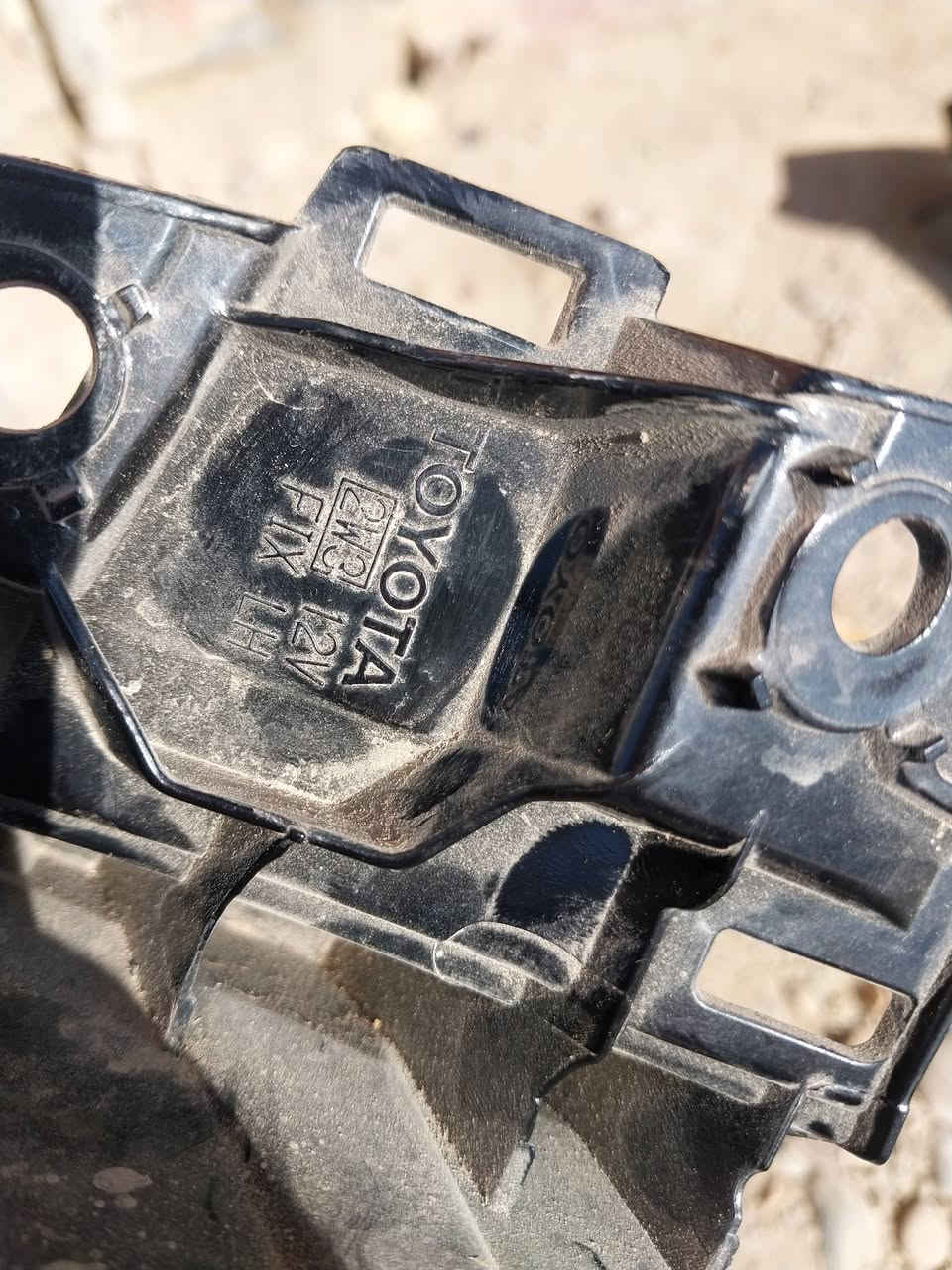 للببع...  بك لايت راف 4 جهة السايق فقط اصلي حاوية .
العنوان :- بغداد-الحي الصناعي في باب الشيخ .  
هاتف :- ((***********))
