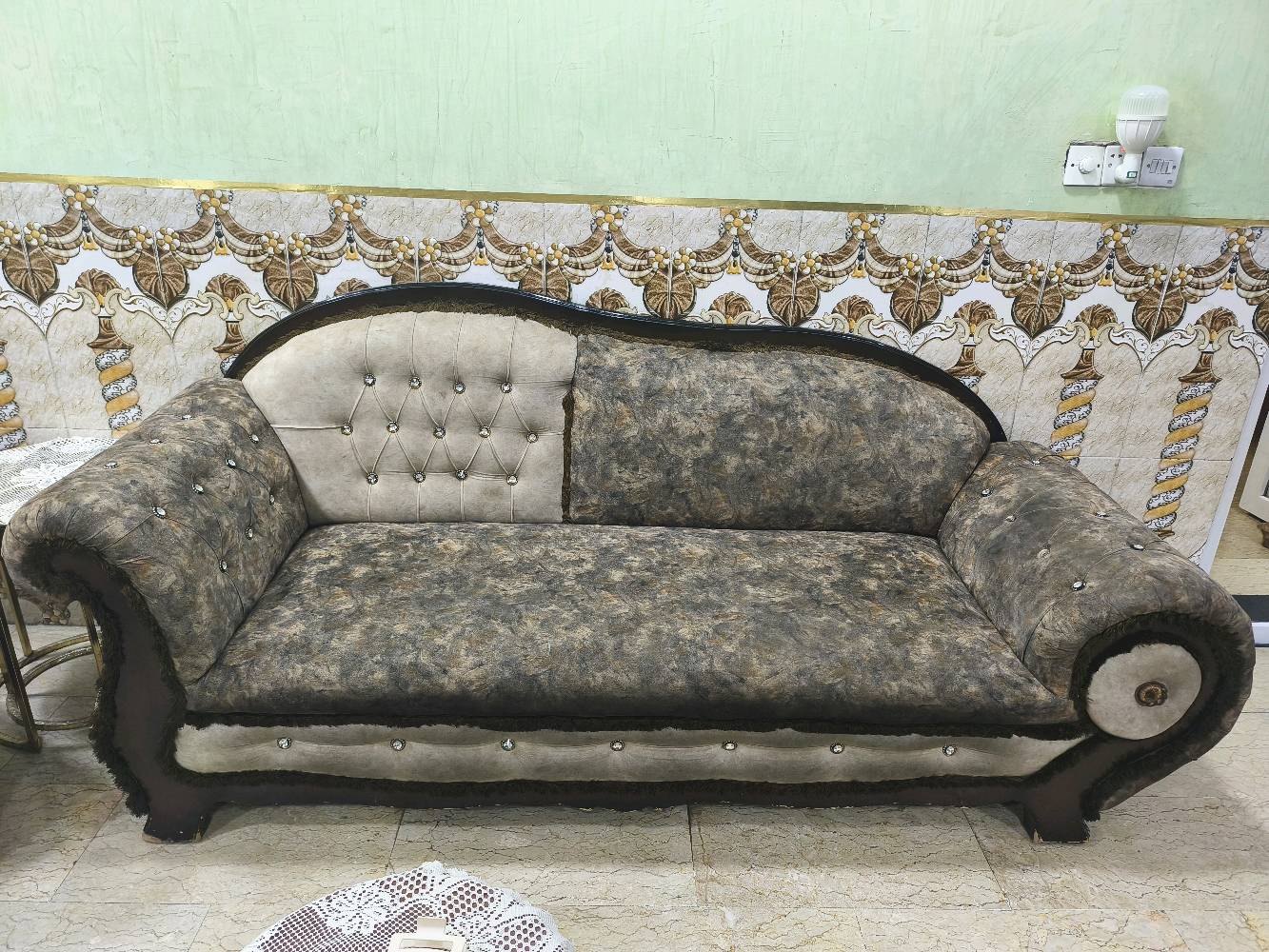 تخم ١٠ مقاعد مابي اي خلل يحتاج تنضيف فقط
عنوان بغداد جديدة