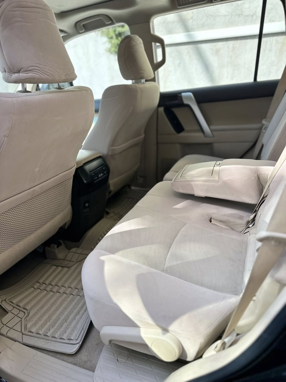 للبيع تويوتا برادو TXL اسود اللون وكالة ساز موديل 2022 مكفولة من البارد والصبغ والتبديل والدبل كود ماشية 71 الف كيلو حقيقي صيانة السيارة بشركة ساز من زيرو معروفة مواصفات TXL مكانها بغداد الكرخ السعر المطلوب 41800$ وبيها محال بسيط للاستفسار *********** اسف ع الاطالة 
السياره فتحه بصمه دخول (تشغيل عن بعد)
شاحن لاسيكي فور ويل ًسبير تعليك بجم زنون زراك لايت .
