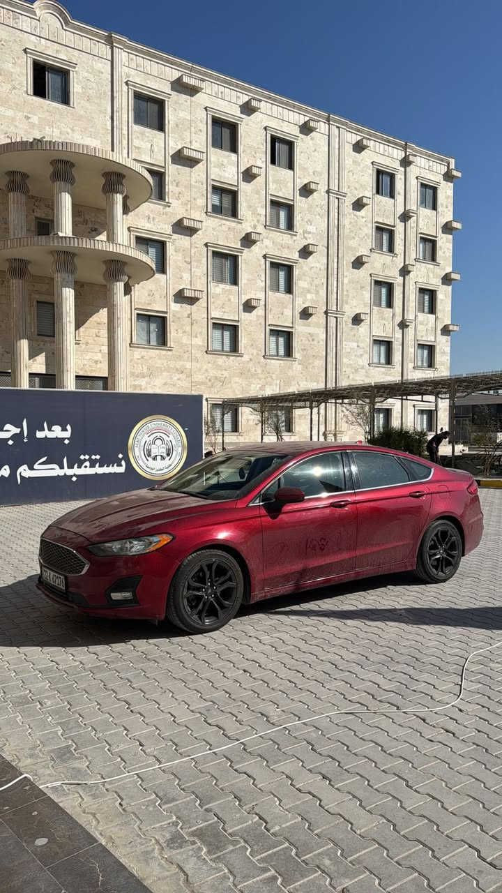 السلام عليكم
فورد فيوجن موديل ٢٠١٩ وارد امريكي 
محرك ١٥٠٠ تيربو ، عليها صيانه ادامه كامله بيد محمد فورد وقطع غيار اصليه موتر كرافت ، ضربتها خلفيه دعاميه وجنطه مكفوله من الصبغ ولا ايرباك مفتوح ، دواخل مطعم ابيض واسود ،طخم تاير جديد باتري جديد سيارة جديدة بمعنى الكلمة ماشيه ٩٩ الف كيلو مو ميل مع بصمات عدد٢ 
السعر ١٣٥ وبي مجال حك الجيه

***********
