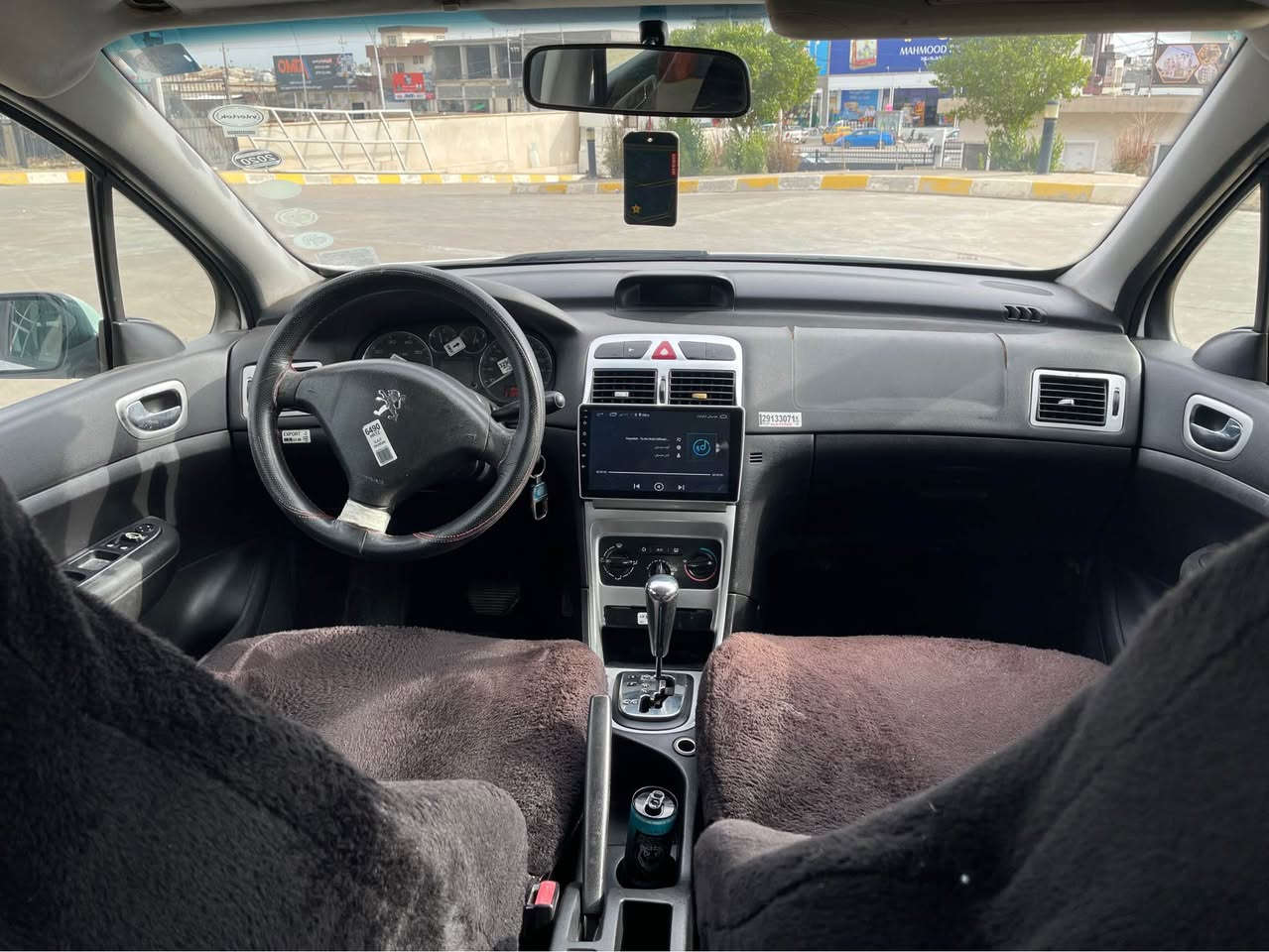 بيجو موديل ٢٠٠٦ كير و محرك و تبريد بشرط
رقم و سنويه و هزه جديد كوبون بنزين موجود
ضرر شويه من باب سائق بي صبخ 
سعر ٦٩
 مكان كركوك اسكان
*********** كركوك, العراق
