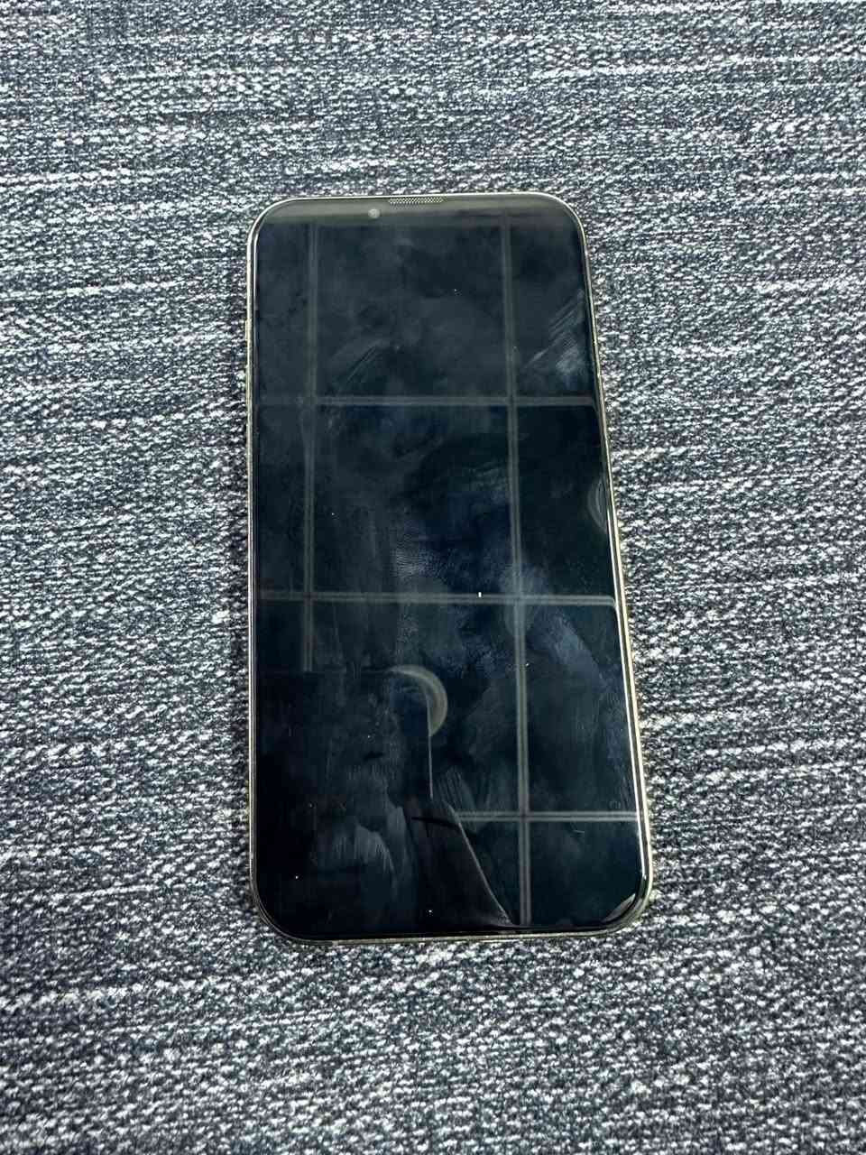 ايفون13برو ماكس نضيف الجهاز مفتوح فقط لتنضيف الكاميرا الماميه الذاكره ٢٥٦
بطاريه 91
السعر 750 وبي مجال
للتواصل:***********
