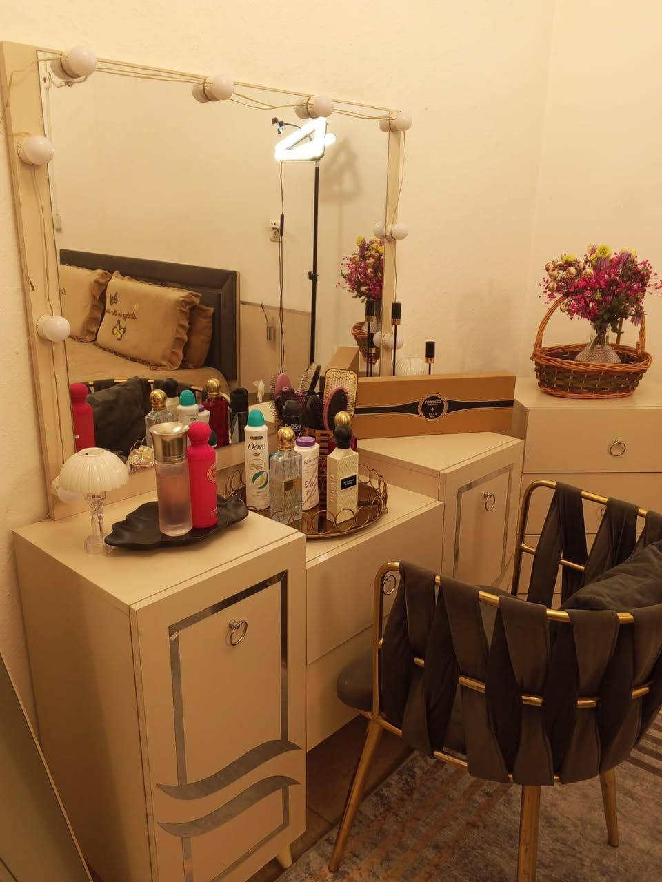 السلام عليكم غرفه نوم تركيا جبيره وجديده 8 قطع لون أوف وايت العنوان بغداد الاعظميه السعر 800 الرقم ***********
