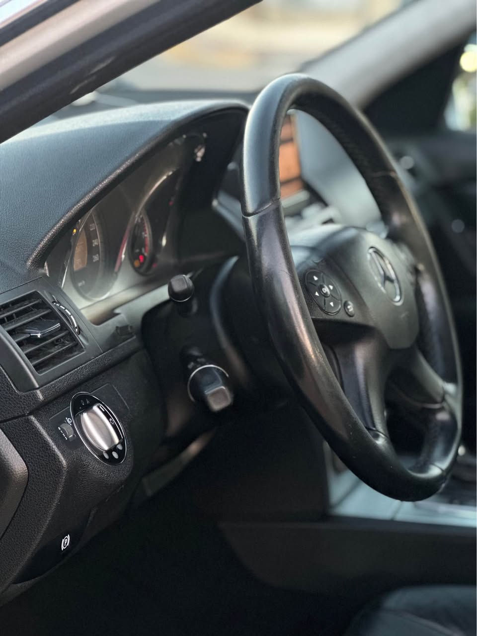 Mercedes benz C300  V6
موديل ٢٠١٠ 
محرك ٦ سلندر ممفتوح بشرط
مكان سيارة سليمانية 
**********************
سعر مطلوب ١١٩ ورقة مجال

للبيع فقط   
**************
سيارة بی جاملغ خلفي  صبغ
بدون ضربة 
و شبر جوه  بالباب سكن امامي 

مواصفات سيارة
****************
كشنات جلد
كشنات كهرياء 
مرايا شفط
شاشة متحرك
ستيرن تحكم 
و بعد مواصفات معروفة
***************
رقم فحص و هزة جديدة
گیر و محرك و تبريد و حدادية بشرط
 مسيرفسة كاملة و تخم تاير جديد

مكان سيارة سليمانية 

*********** السليمانية, العراق
