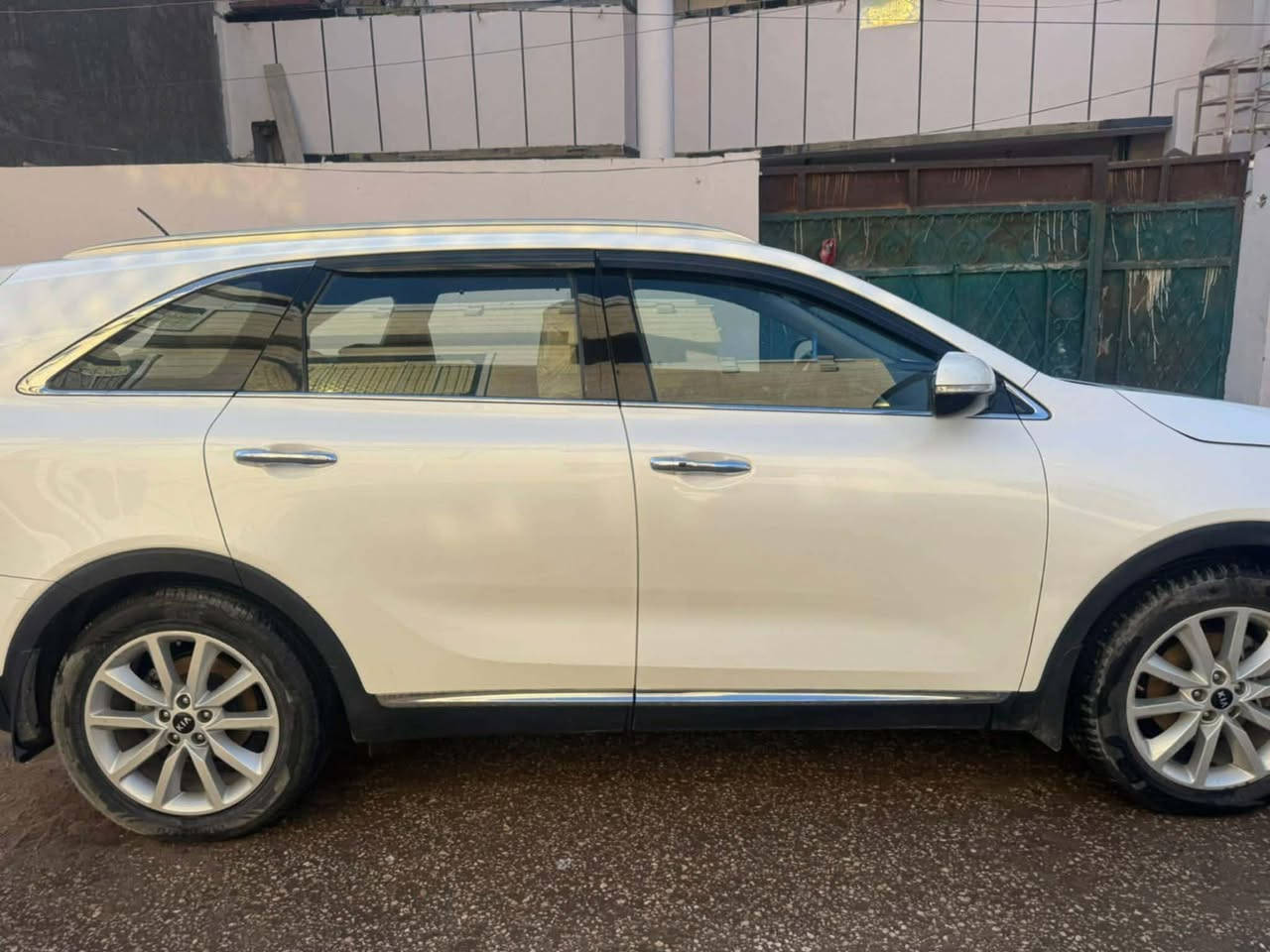 السلام عليكم سورنتو للبيع موديل 2017 تفاصيل فول مواصفات من عده الفتحه تفاصيل واتساب السعر 205 
***********
