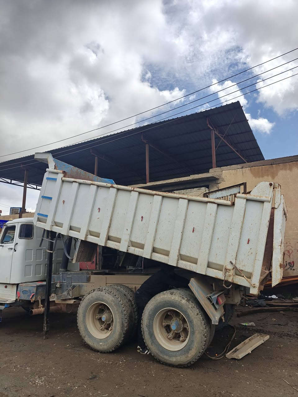 السلام عليكم بدي سكانيا قلاب للبيع
العنوان الموصل صناعة وادي عگاب 
السعر 17 هــ‏ ‪0750 887 8992‬‏ ابو قصي
