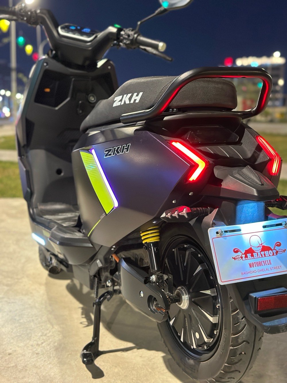 🔴 دراجه شحن شكل مميز 🔥
دراجة شحن دراجة كهربائية 
اللون مميز
 
بنفسجي على رصاصي 
من معرض zkh هاوجي
نضام 3 نمر سرعة  
السرعة الحقيقية 80 كيلو متر 
دراجة بعدهي جديده ماخذهة بشهر الواحد 2026 
تمشي بالشحنة الواحده 60 = 70 كيلو بالشاشة حسب الوزن او اكثر
6 بطاريات الريان افضل نوعية بالسوق
72 فولت
نضام ال P 
نضام حساسات جانبية وخلفية 
مانع للسرقة 
تشغيل
سويج 
بصمه تشغيل عن بعد 
گلوبات عالي ناصي قوي
أشاير يمنى ويسرى 
الكهربائيات كلهن شغالة 
الشاحنة الاصلية 
هورن عالي
مرايات
صندوق كبير داخلي 
الملف 2000 حقيقي 
🔴السعر :  850 الف وبيهة مجال قليل للشراي 
العنوان : البصرة : الامن الداخلي
الرقم : ***********