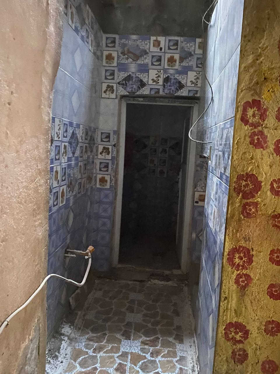 بيت للبيع حي المنتظر شارع المدارس الفرع الي مقابيل مطعم دعبول مساحة ٩٠م بناء طابوك طابقين خدمات كامله السعر ٣٨ للاتصال ***********
