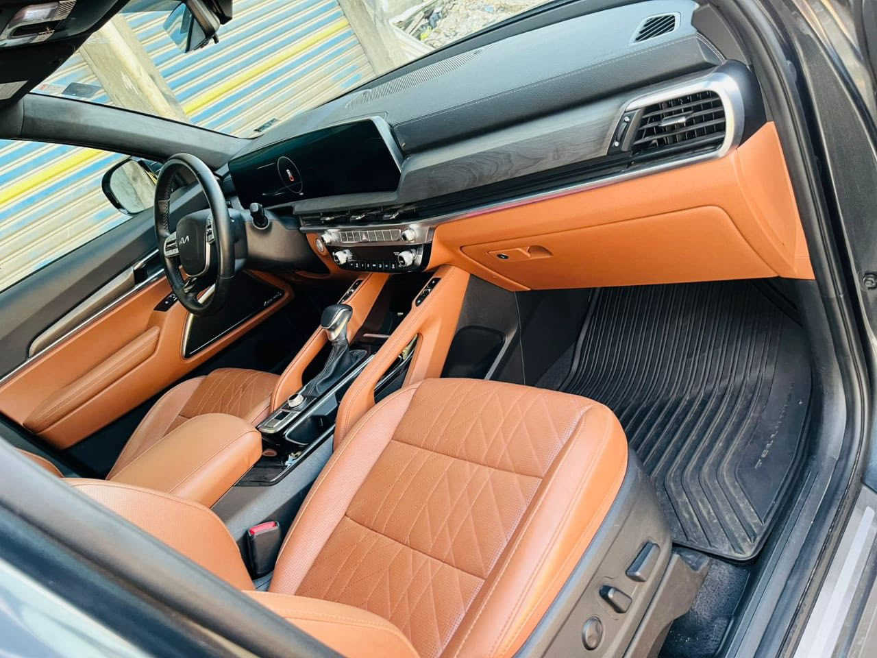 السلام عليكم كيا تيلورايد فئة Xlin موديل 2024 وارد امريكي  داخل جلد عسلي كشن منفصل 
سياره فول مواصفات 1/1 5كامرات ماشيه 15٫000 رقم بغدادبأسمي تحويل مباشر 
⚠️مواصفات 
كشنات جلد 
كشنات منفصله 
كشنات تدفئه تبريد 
كشنات ذاكره خزن 
بانوراما قطعتين 
ويل جبير 
جنطه كهرباء 
سياره هواي بعد بيه مواصفات عنوان بغداد مدينة الصدر السعر 328 وبيه مجال هـ***********
