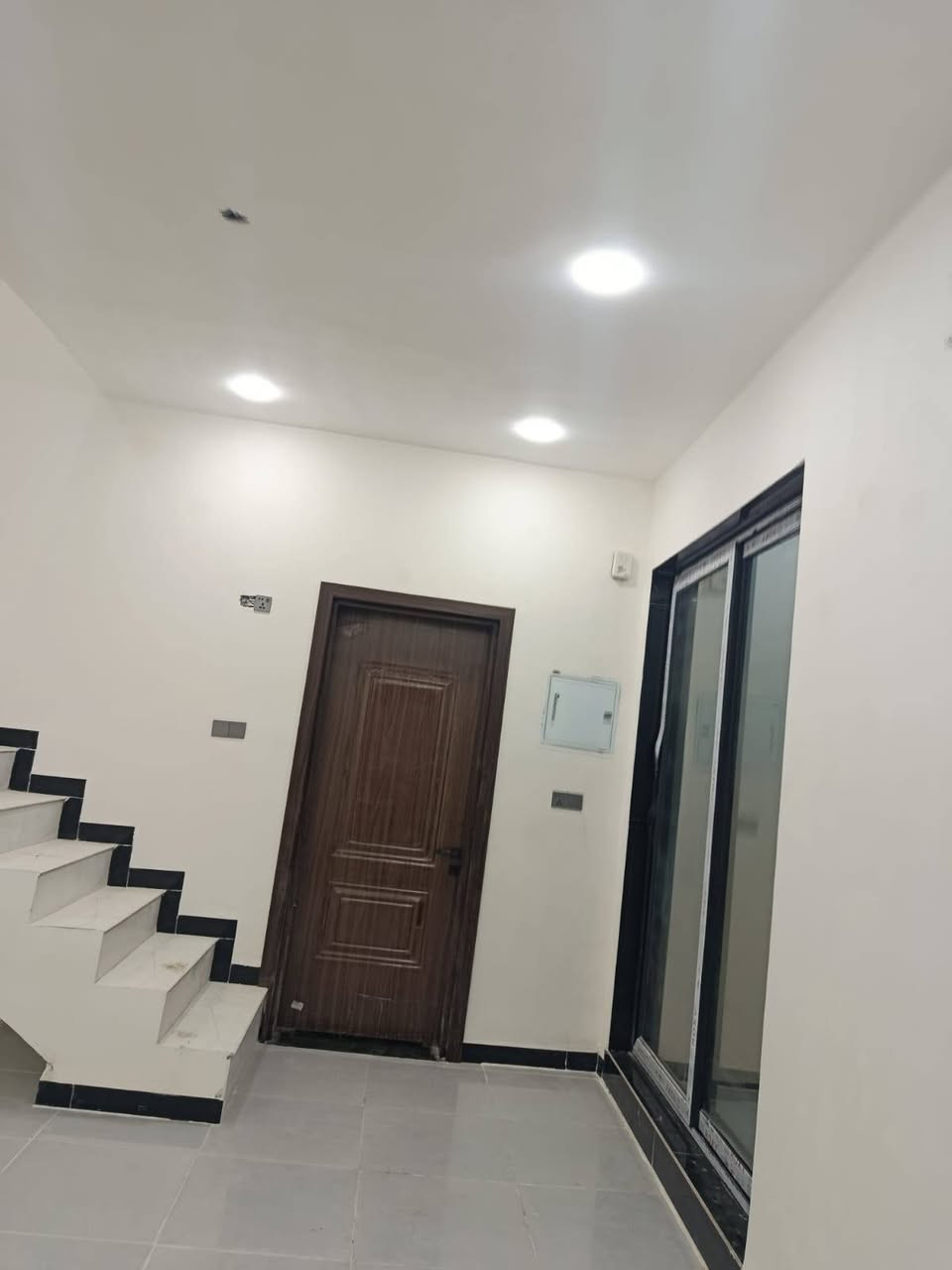 الدار للبيع ورديه داخل قرب سيد موسى تقسيم جديد كافه الخدمات ماء كهرباء تبليط اناره بيت جديد مامسكون مساحه 170متر غرفتين نوم صاله مطبخ مجمع صحيات كراج سيارات إستقبال حديقه داخليه وخارجيه بناء حديث طابو زراعي باسمنه سند25////***********للاستفسار السعر117وبي مجال أن شاء الله
