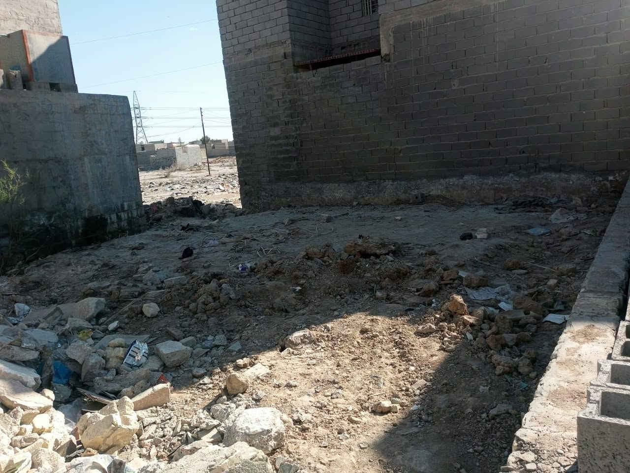 قطعه ارض للبيع مساحة ١٠٠ متر مربع الواجهه ١٠ نزال ١٠ مكانهه سبع قصور شارع المشروع مقابيل المستوصف شارع ٢٠ قريبه عل شارع ٢٠ ثالث فرع عن الشارع خدمات كامله ماي مجاري كهرباء وجاي يشتغلون بشارع تبليط سعرهه ١٩ رقم الهاتف ***********
